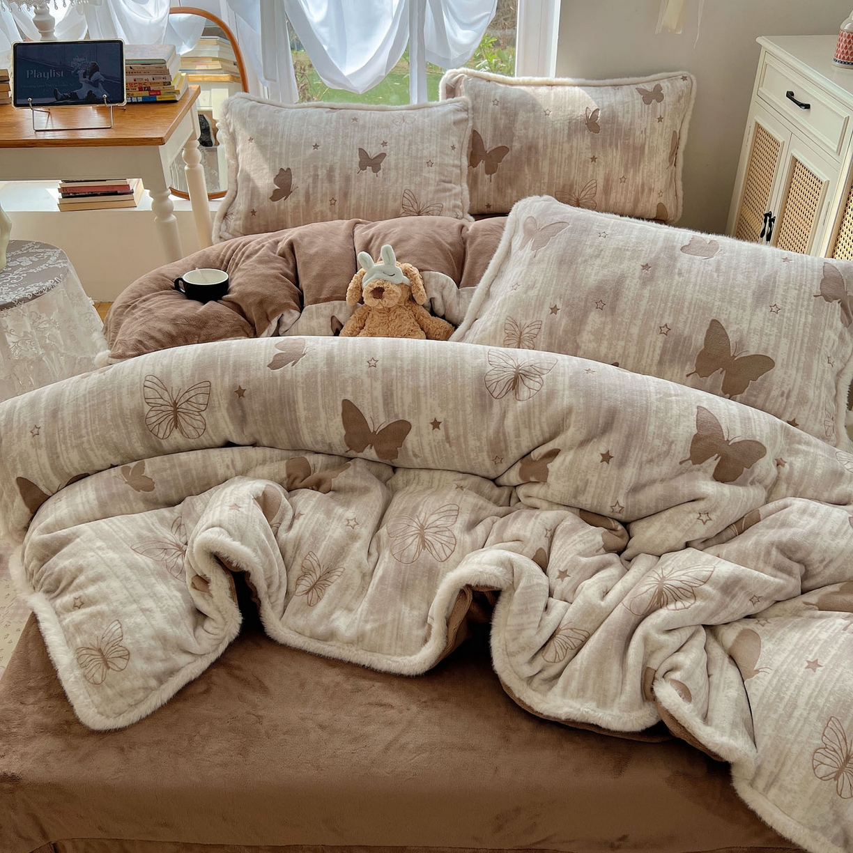 91家纺网 家纺一手货源 找家纺 十里居 2025新款兔毛条花边款雕花牛奶绒四件套 蝶舞咖