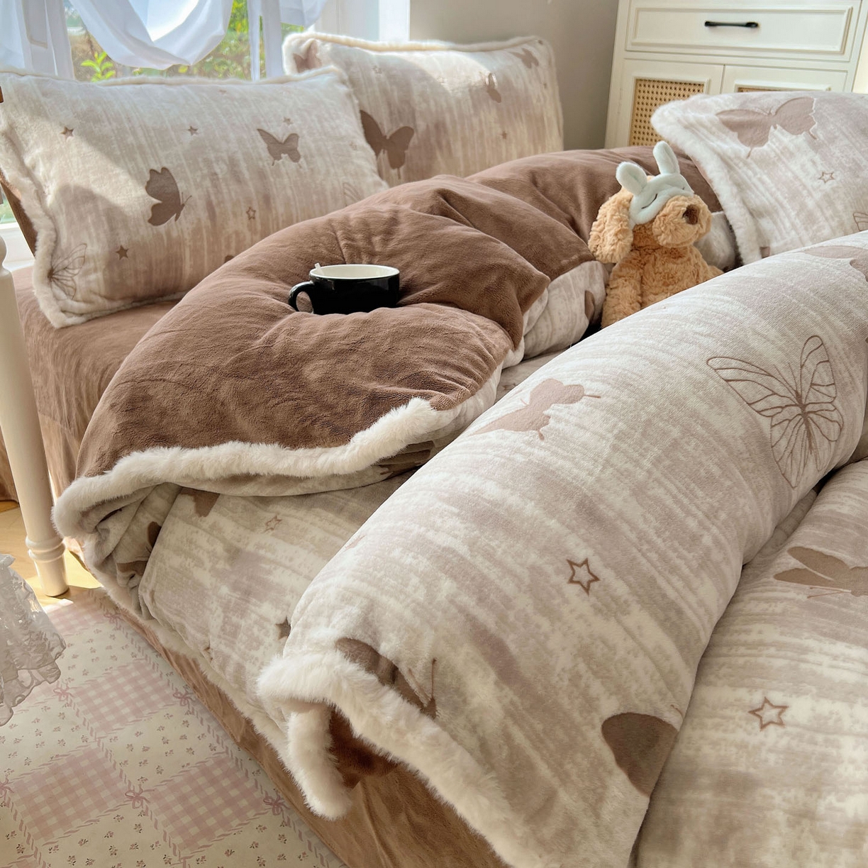 91家纺网 家纺一手货源 找家纺 十里居 2025新款兔毛条花边款雕花牛奶绒四件套 蝶舞咖