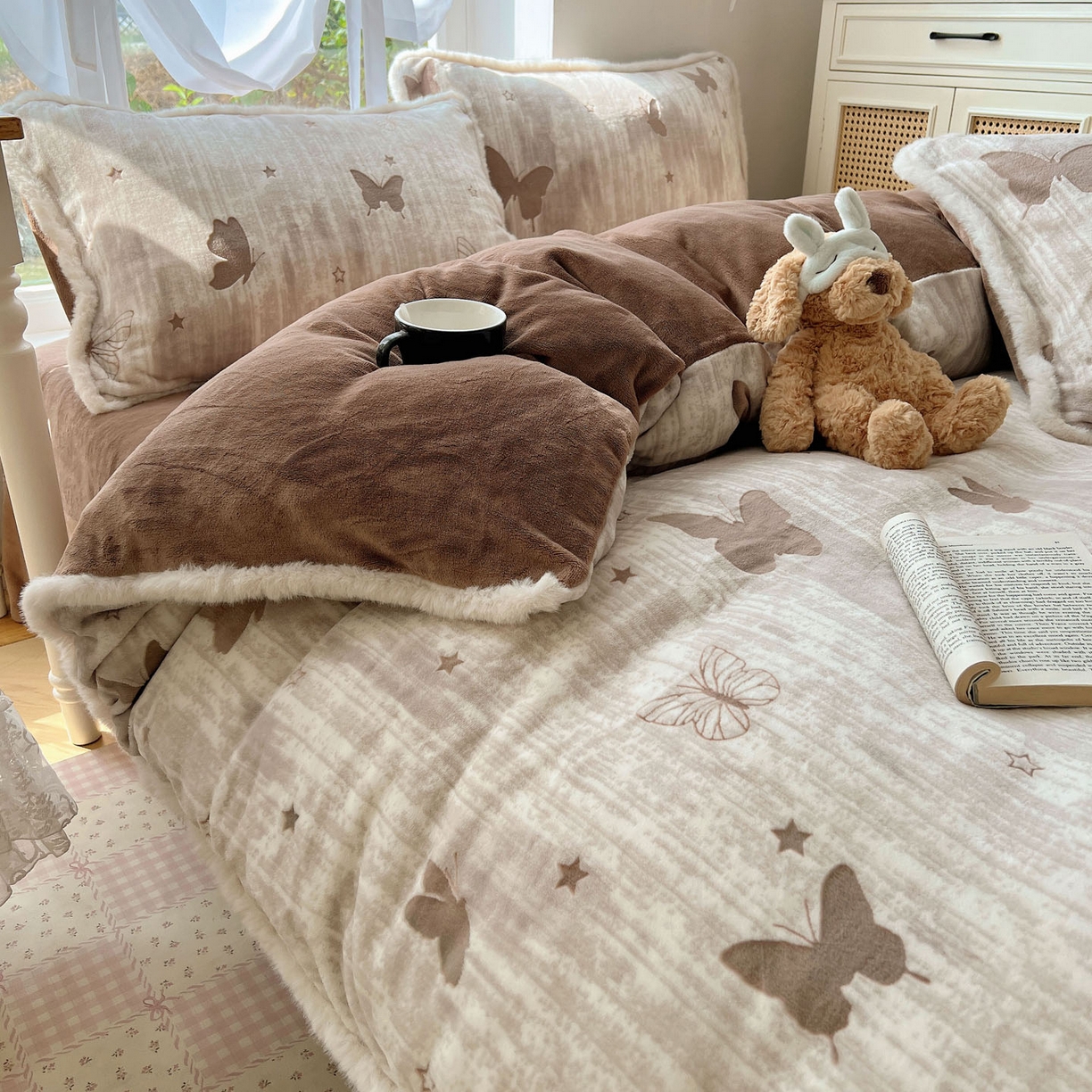 91家纺网 家纺一手货源 找家纺 十里居 2025新款兔毛条花边款雕花牛奶绒四件套 蝶舞咖