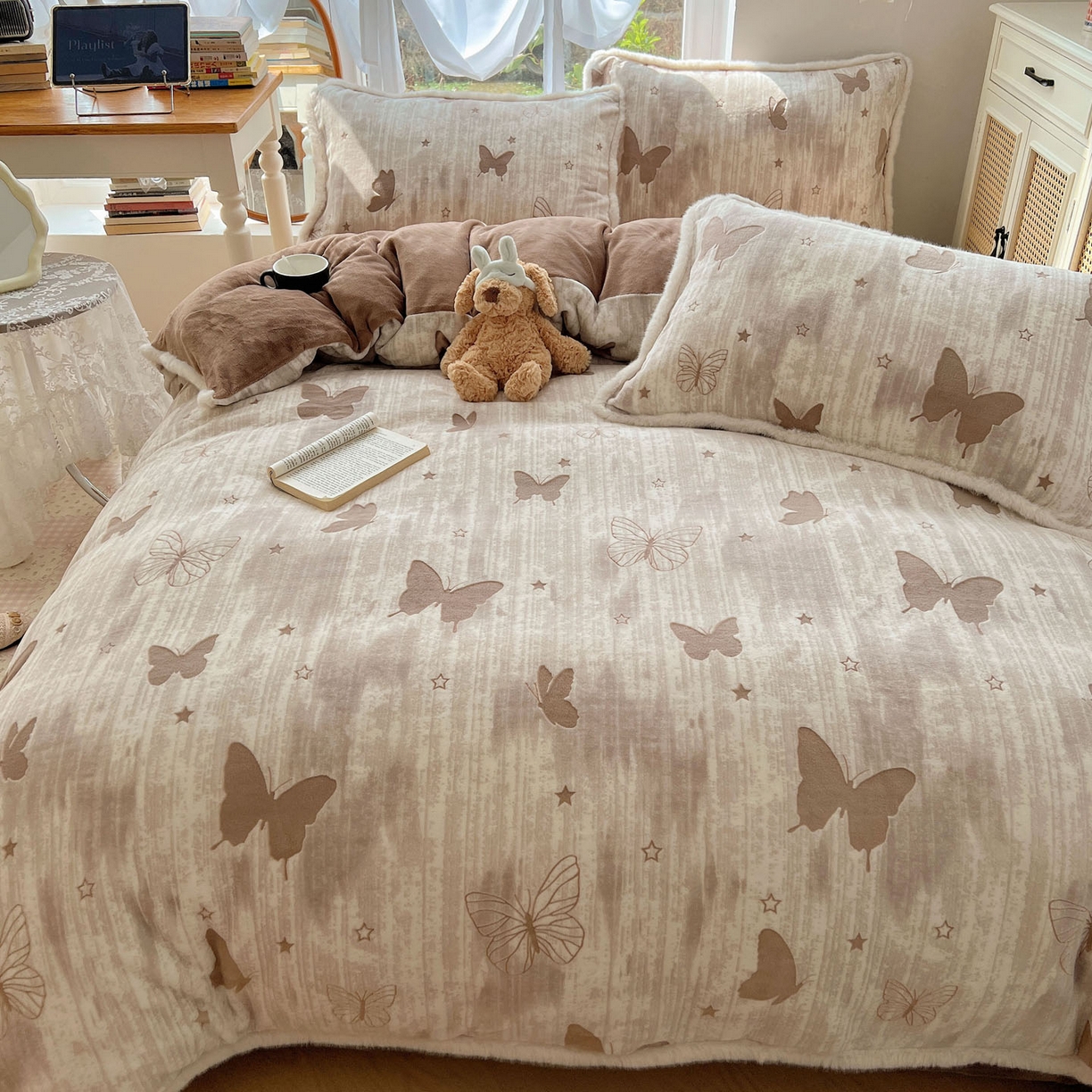 91家纺网 家纺一手货源 找家纺 十里居 2025新款兔毛条花边款雕花牛奶绒四件套 蝶舞咖