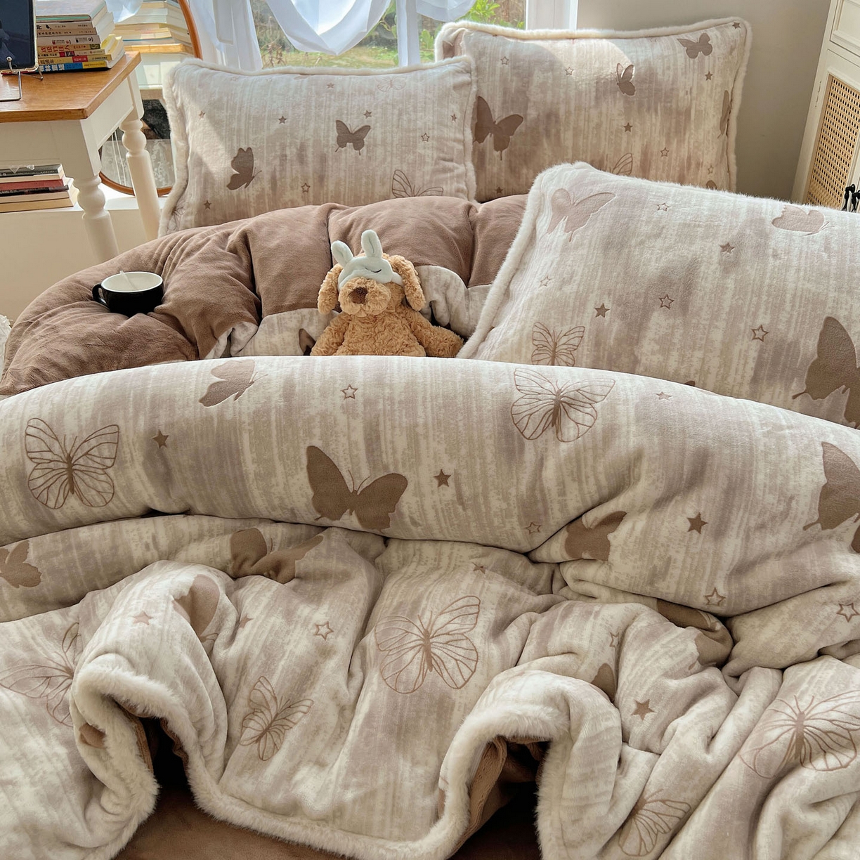 91家纺网 家纺一手货源 找家纺 十里居 2025新款兔毛条花边款雕花牛奶绒四件套 蝶舞咖