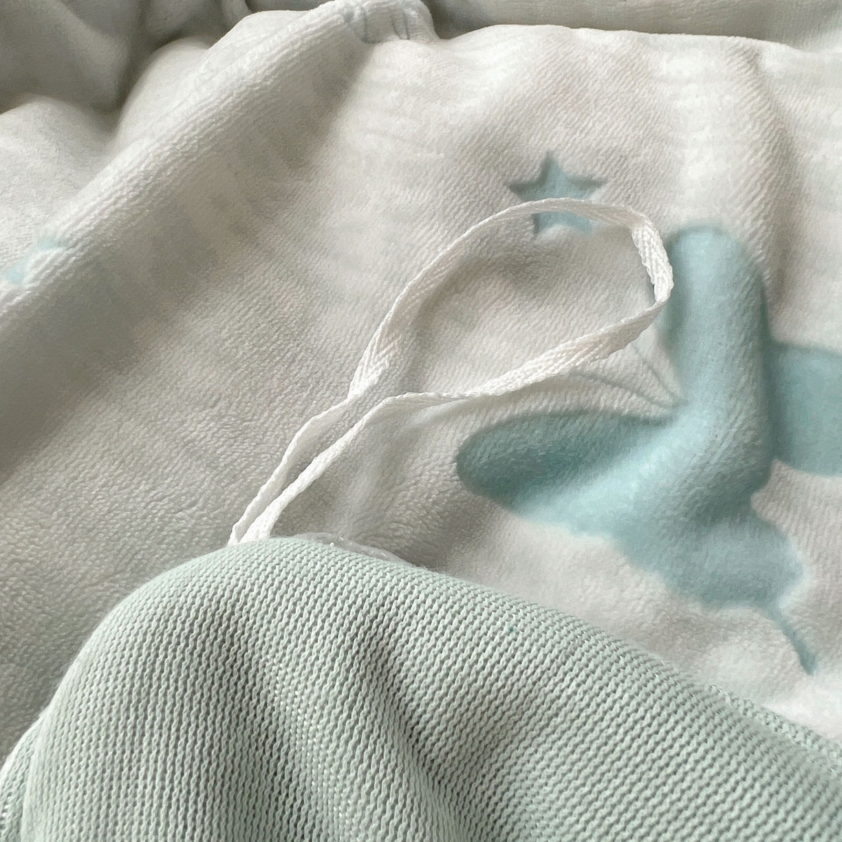 91家纺网 家纺一手货源 找家纺 十里居 2025新款兔毛条花边款雕花牛奶绒四件套 蝶舞蓝