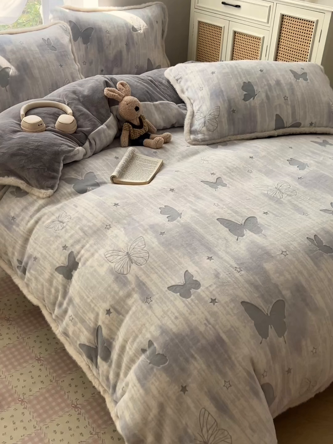 91家纺网 家纺一手货源 找家纺 十里居 2025新款兔毛条花边款雕花牛奶绒四件套 蝶舞灰