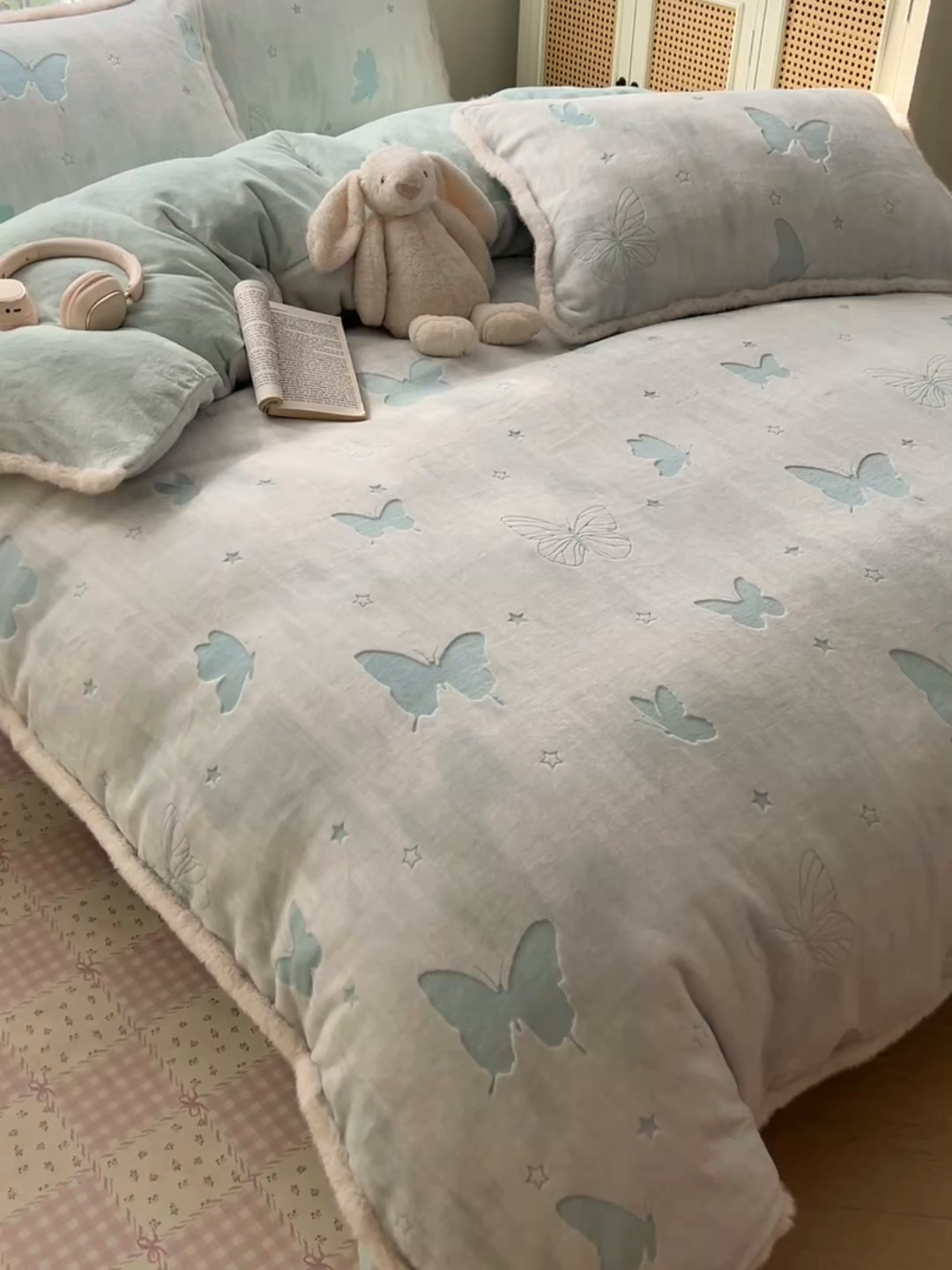 91家纺网 家纺一手货源 找家纺 十里居 2025新款兔毛条花边款雕花牛奶绒四件套 蝶舞蓝