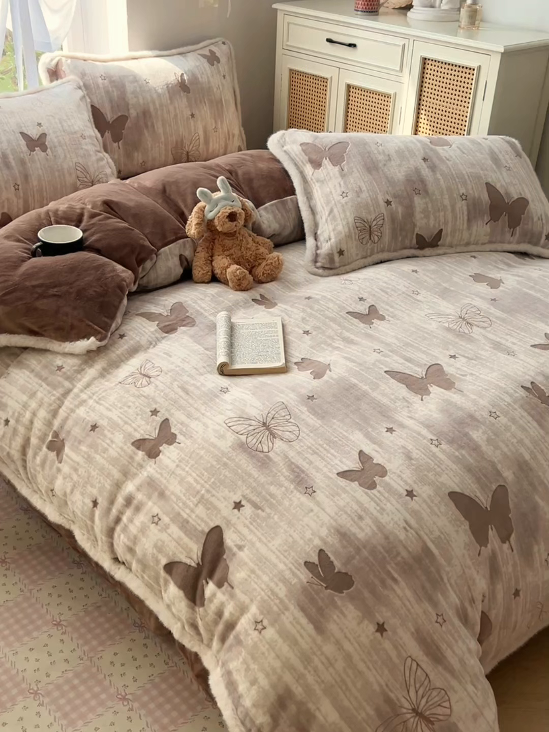 91家纺网 家纺一手货源 找家纺 十里居 2025新款兔毛条花边款雕花牛奶绒四件套 蝶舞咖