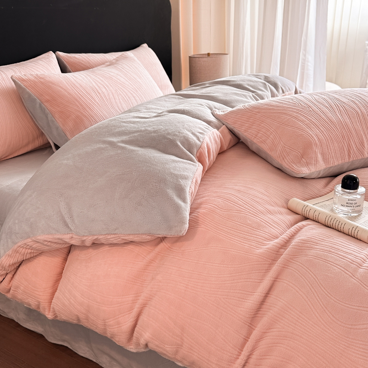 91家纺网 家纺一手货源 找家纺 小叮当家纺仓储工厂店 2025新款AB版烂花牛奶绒四件套 烂花-粉灰