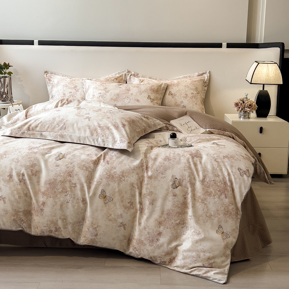 91家纺网 家纺一手货源 找家纺 芃成家纺 2025新款A类加厚天丝棉磨毛花卉四件套 蝶舞飞扬-咖