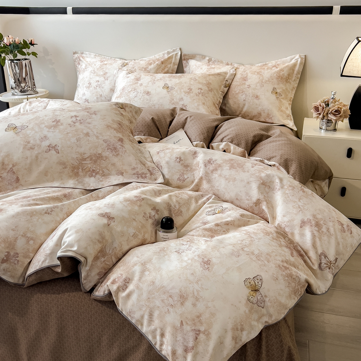 91家纺网 家纺一手货源 找家纺 芃成家纺 2025新款A类加厚天丝棉磨毛花卉四件套 蝶舞飞扬-咖