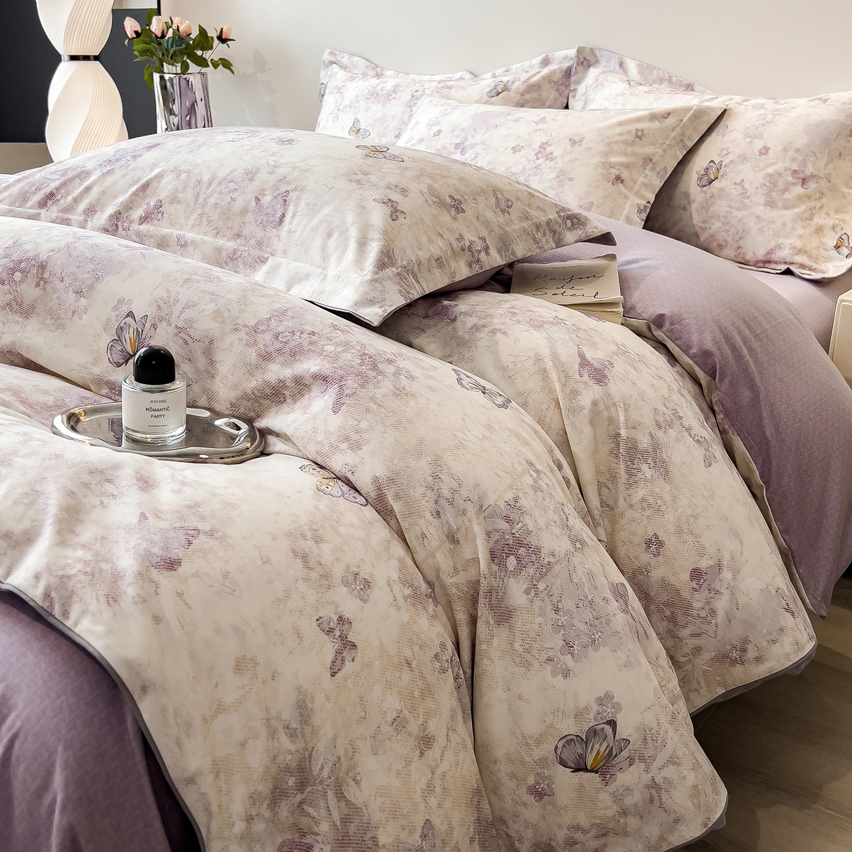 91家纺网 家纺一手货源 找家纺 芃成家纺 2025新款A类加厚天丝棉磨毛花卉四件套 蝶舞飞扬-紫