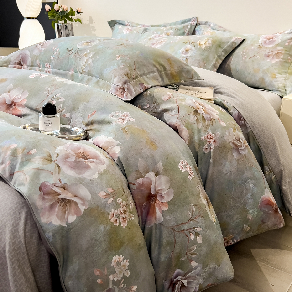 91家纺网 家纺一手货源 找家纺 芃成家纺 2025新款A类加厚天丝棉磨毛花卉四件套 静谧花语