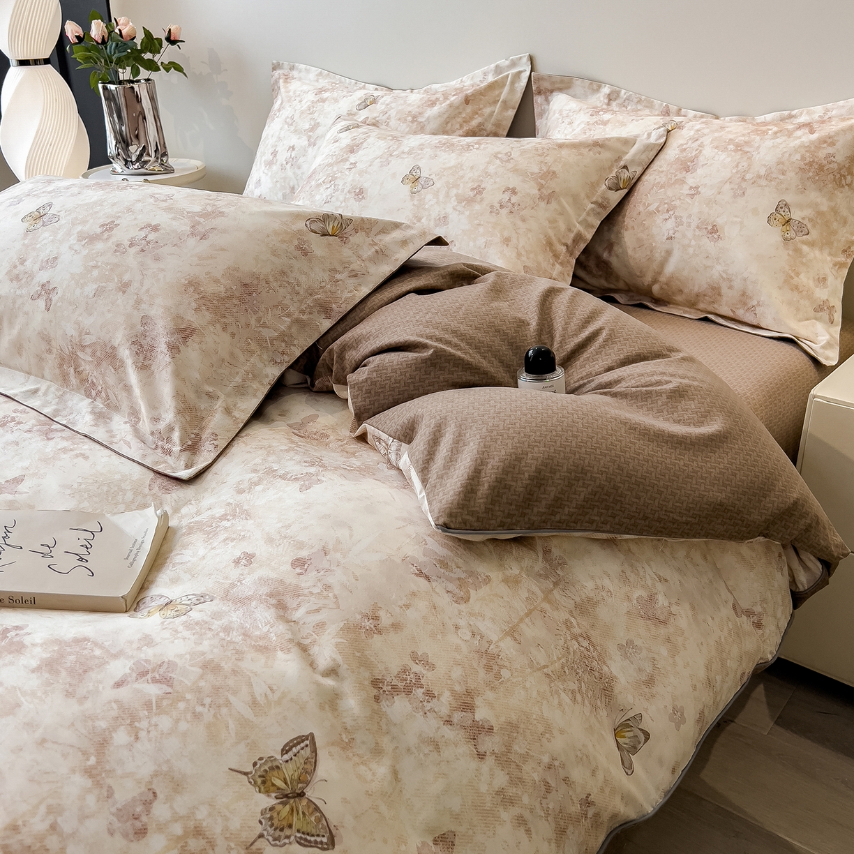 91家纺网 家纺一手货源 找家纺 芃成家纺 2025新款A类加厚天丝棉磨毛花卉四件套 蝶舞飞扬-咖