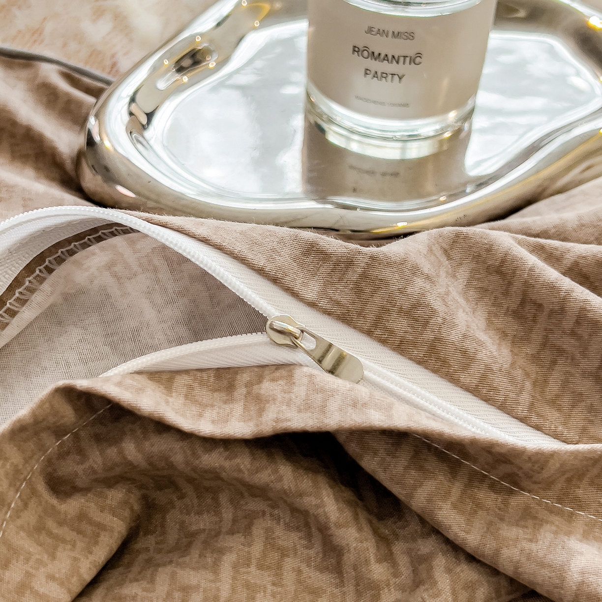 91家纺网 家纺一手货源 找家纺 芃成家纺 2025新款A类加厚天丝棉磨毛花卉四件套 蝶舞飞扬-咖