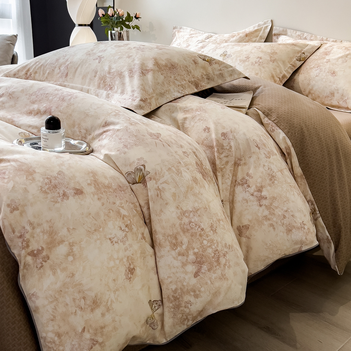 91家纺网 家纺一手货源 找家纺 芃成家纺 2025新款A类加厚天丝棉磨毛花卉四件套 蝶舞飞扬-咖