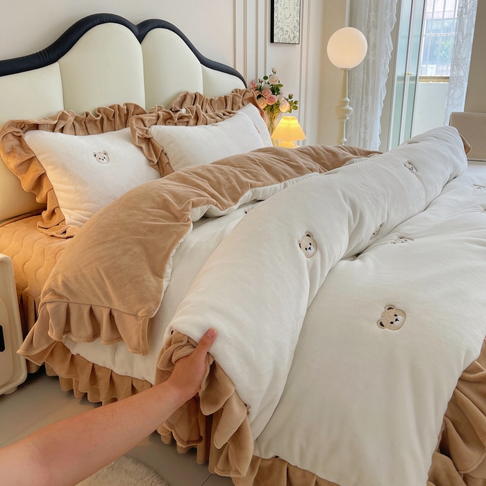 91家纺网 家纺一手货源 找家纺 （总）茉保家纺 2025新款高克重9.5斤婴儿绒牛奶绒绣花夹棉床盖四件套