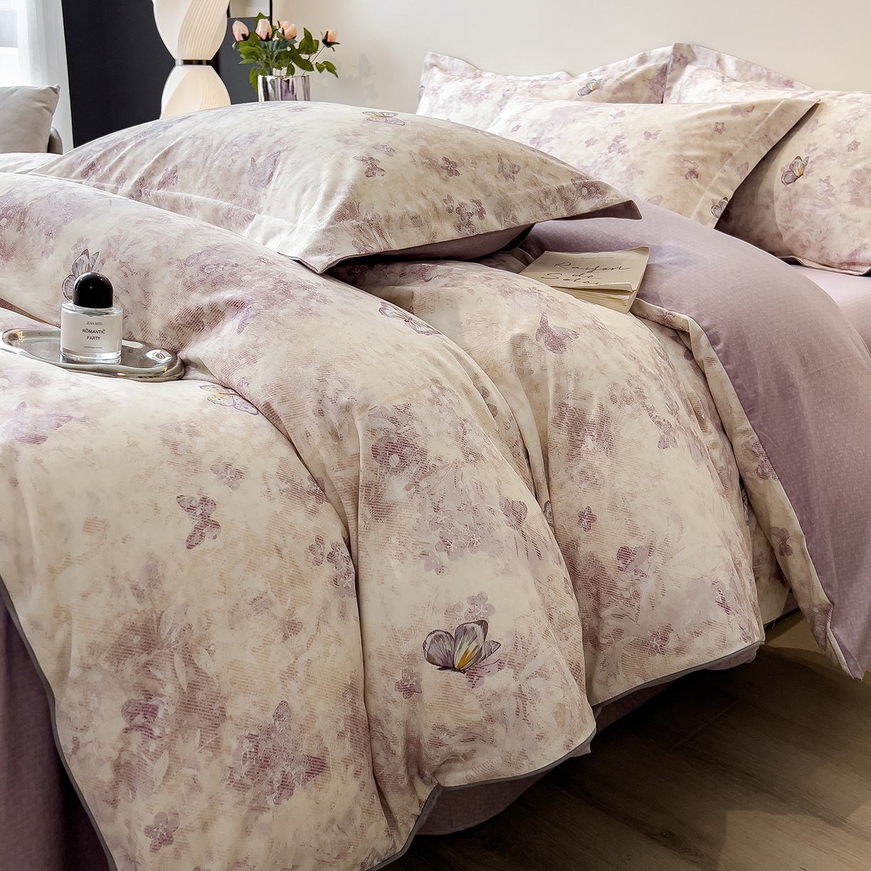 91家纺网 家纺一手货源 找家纺 芃成家纺 2025新款A类加厚天丝棉磨毛花卉四件套 蝶舞飞扬-紫