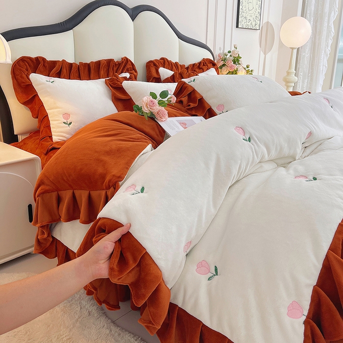 91家纺网 家纺一手货源 找家纺 （总）茉保家纺 2025新款高克重9.5斤婴儿绒牛奶绒绣花夹棉床盖四件套