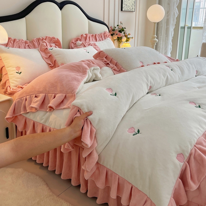 91家纺网 家纺一手货源 找家纺 （总）茉保家纺 2025新款高克重9.5斤婴儿绒牛奶绒绣花夹棉床盖四件套