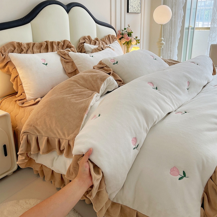 91家纺网 家纺一手货源 找家纺 （总）茉保家纺 2025新款高克重9.5斤婴儿绒牛奶绒绣花夹棉床盖四件套