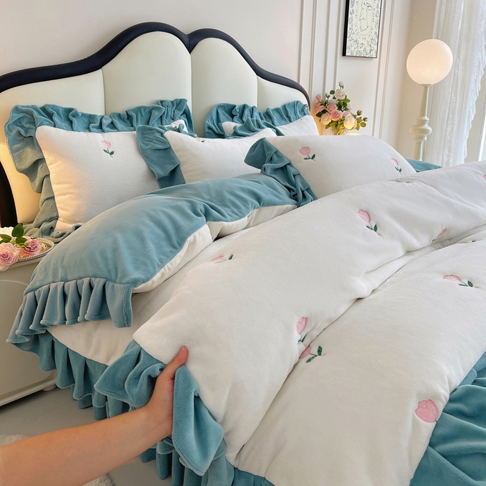 91家纺网 家纺一手货源 找家纺 （总）茉保家纺 2025新款高克重9.5斤婴儿绒牛奶绒绣花夹棉床盖四件套