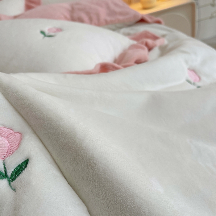 91家纺网 家纺一手货源 找家纺 （总）茉保家纺 2025新款高克重9.5斤婴儿绒牛奶绒绣花夹棉床盖四件套