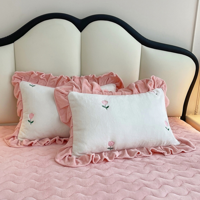 91家纺网 家纺一手货源 找家纺 （总）茉保家纺 2025新款高克重9.5斤婴儿绒牛奶绒绣花夹棉床盖四件套