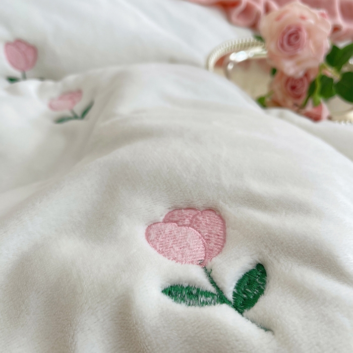 91家纺网 家纺一手货源 找家纺 （总）茉保家纺 2025新款高克重9.5斤婴儿绒牛奶绒绣花夹棉床盖四件套