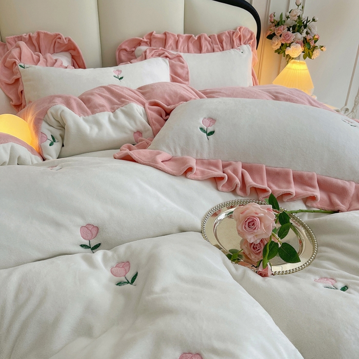 91家纺网 家纺一手货源 找家纺 （总）茉保家纺 2025新款高克重9.5斤婴儿绒牛奶绒绣花夹棉床盖四件套