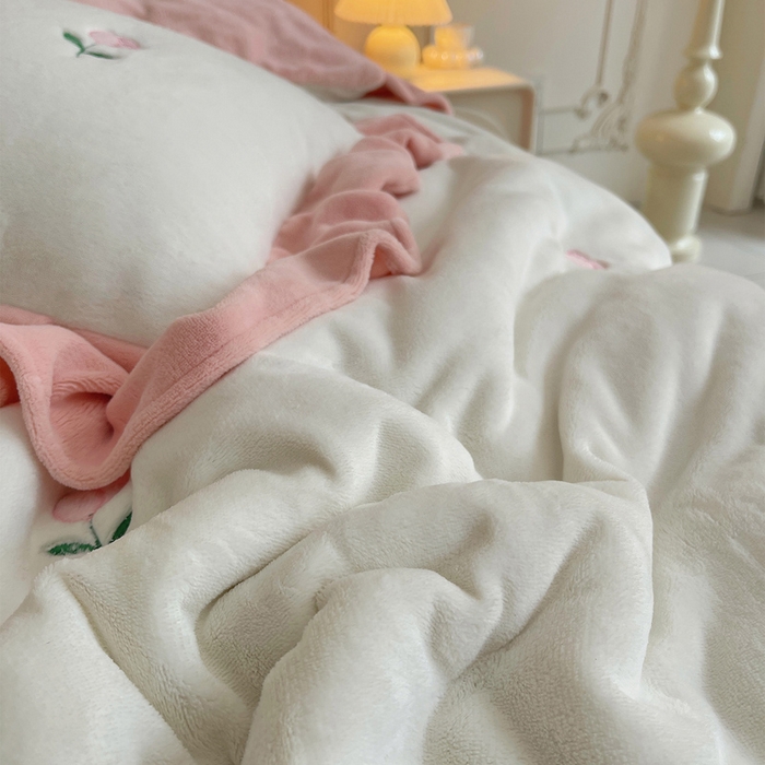 91家纺网 家纺一手货源 找家纺 （总）茉保家纺 2025新款高克重9.5斤婴儿绒牛奶绒绣花夹棉床盖四件套