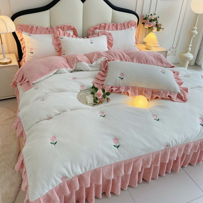 91家纺网 家纺一手货源 找家纺 （总）茉保家纺 2025新款高克重9.5斤婴儿绒牛奶绒绣花夹棉床盖四件套