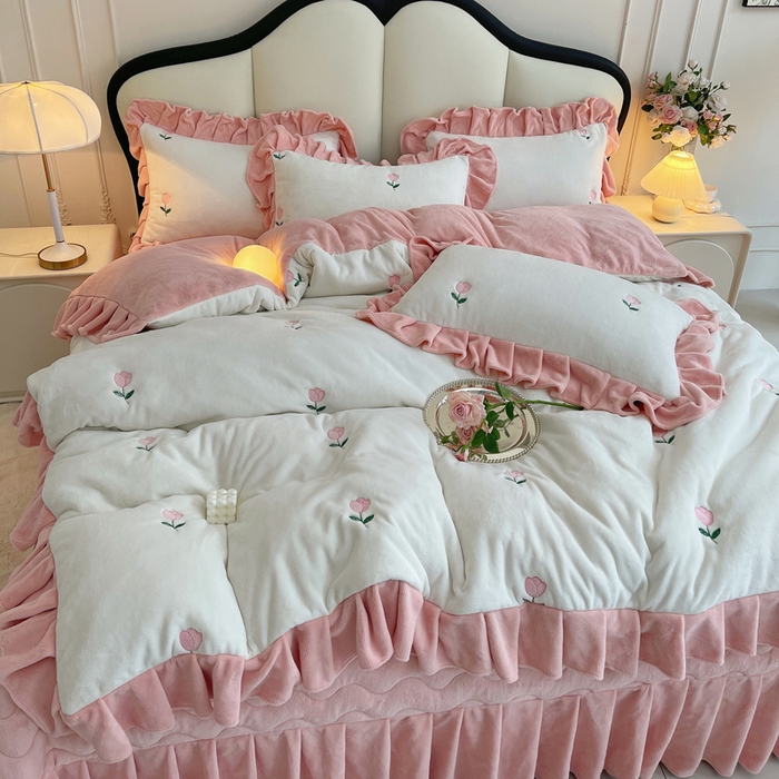 91家纺网 家纺一手货源 找家纺 （总）茉保家纺 2025新款高克重9.5斤婴儿绒牛奶绒绣花夹棉床盖四件套