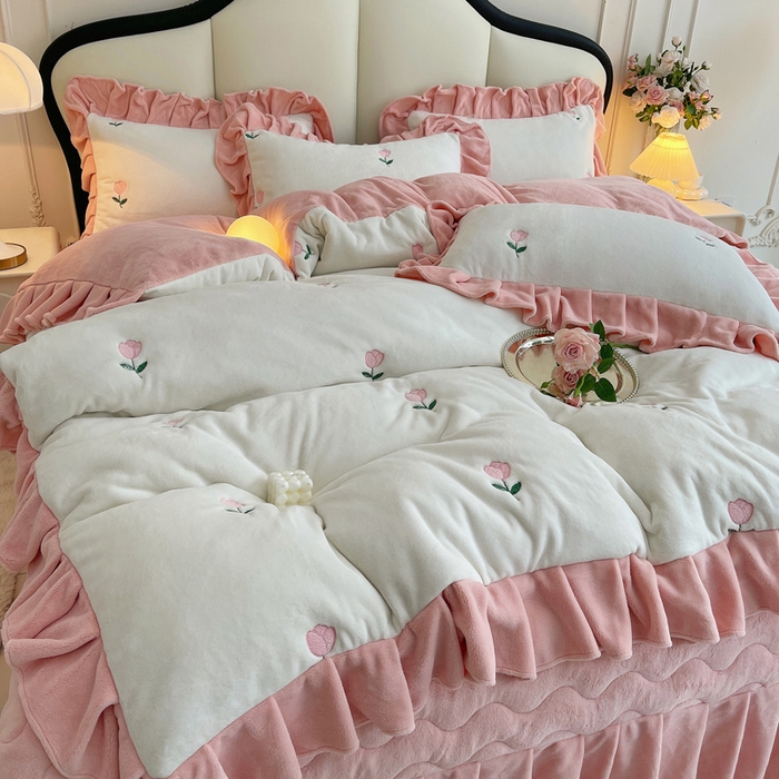 91家纺网 家纺一手货源 找家纺 （总）茉保家纺 2025新款高克重9.5斤婴儿绒牛奶绒绣花夹棉床盖四件套