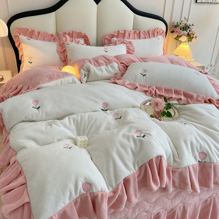 91家纺网 家纺一手货源 找家纺 （总）茉保家纺 2025新款高克重9.5斤婴儿绒牛奶绒绣花夹棉床盖四件套