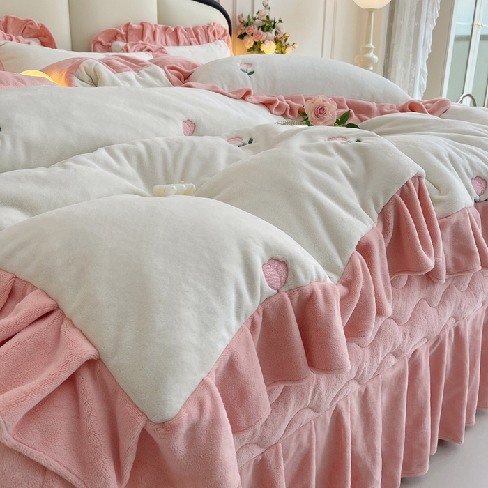 91家纺网 家纺一手货源 找家纺 （总）茉保家纺 2025新款高克重9.5斤婴儿绒牛奶绒绣花夹棉床盖四件套