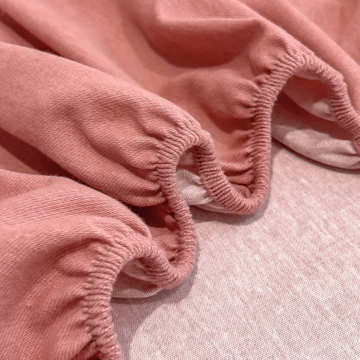 91家纺网 家纺一手货源 找家纺 芃成家纺 2025新款原棉生态磨毛单床笠 珊瑚粉