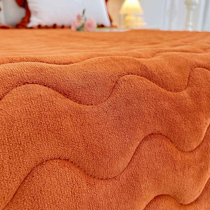 91家纺网 家纺一手货源 找家纺 茉保家纺 2025新款高克重9.5斤婴儿绒牛奶绒绣花夹棉床盖四件套 小熊-白拼橙