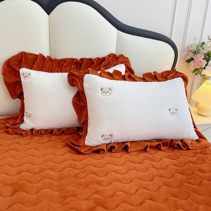 91家纺网 家纺一手货源 找家纺 茉保家纺 2025新款高克重9.5斤婴儿绒牛奶绒绣花夹棉床盖四件套 小熊-白拼橙