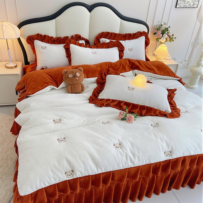 91家纺网 家纺一手货源 找家纺 茉保家纺 2025新款高克重9.5斤婴儿绒牛奶绒绣花夹棉床盖四件套 小熊-白拼橙
