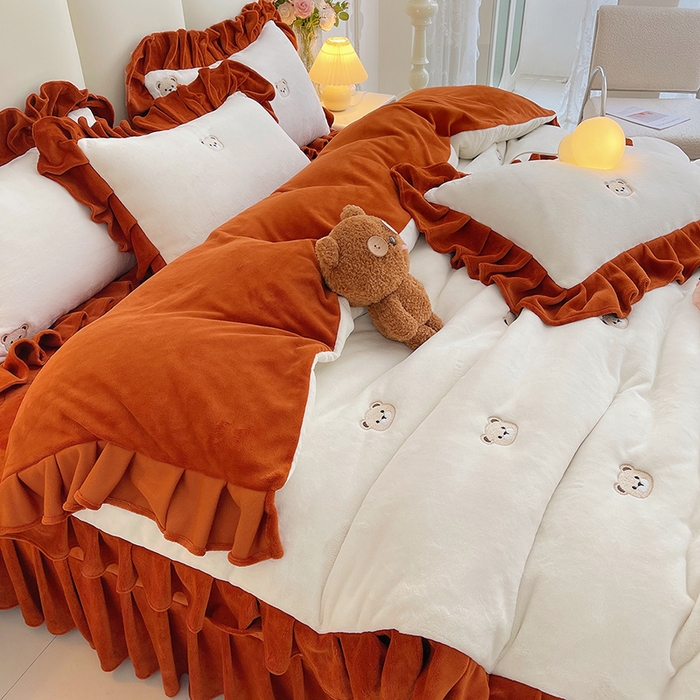 91家纺网 家纺一手货源 找家纺 茉保家纺 2025新款高克重9.5斤婴儿绒牛奶绒绣花夹棉床盖四件套 小熊-白拼橙