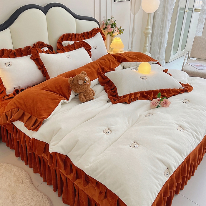 91家纺网 家纺一手货源 找家纺 茉保家纺 2025新款高克重9.5斤婴儿绒牛奶绒绣花夹棉床盖四件套 小熊-白拼橙