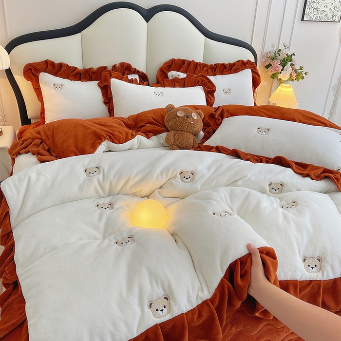 91家纺网 家纺一手货源 找家纺 茉保家纺 2025新款高克重9.5斤婴儿绒牛奶绒绣花夹棉床盖四件套 小熊-白拼橙