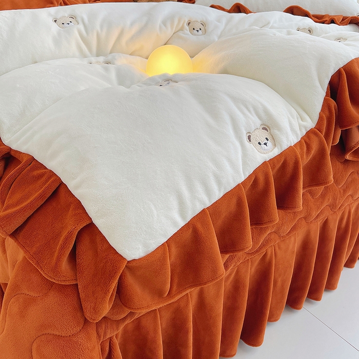 91家纺网 家纺一手货源 找家纺 茉保家纺 2025新款高克重9.5斤婴儿绒牛奶绒绣花夹棉床盖四件套 小熊-白拼橙