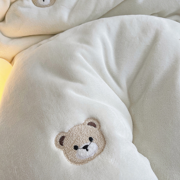 91家纺网 家纺一手货源 找家纺 茉保家纺 2025新款高克重9.5斤婴儿绒牛奶绒绣花夹棉床盖四件套 小熊-白拼橙