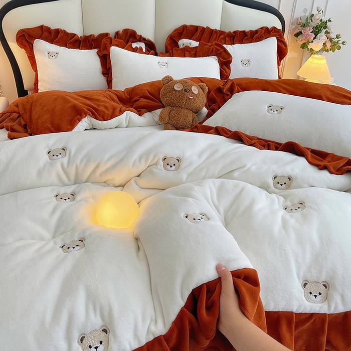 91家纺网 家纺一手货源 找家纺 茉保家纺 2025新款高克重9.5斤婴儿绒牛奶绒绣花夹棉床盖四件套 小熊-白拼橙