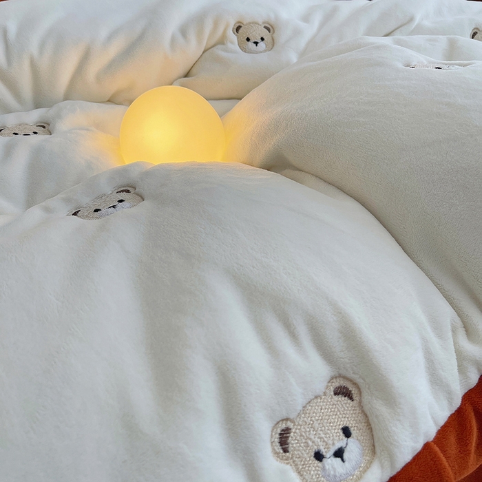 91家纺网 家纺一手货源 找家纺 茉保家纺 2025新款高克重9.5斤婴儿绒牛奶绒绣花夹棉床盖四件套 小熊-白拼橙