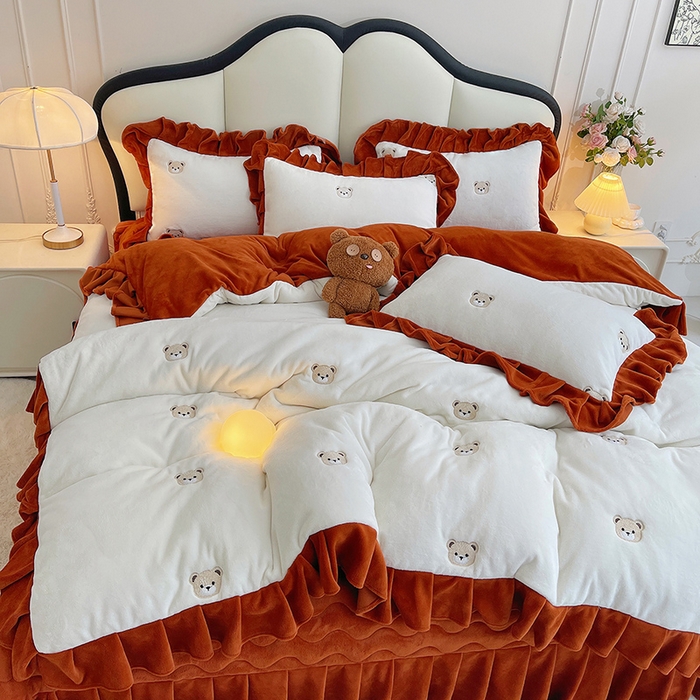 91家纺网 家纺一手货源 找家纺 茉保家纺 2025新款高克重9.5斤婴儿绒牛奶绒绣花夹棉床盖四件套 小熊-白拼橙