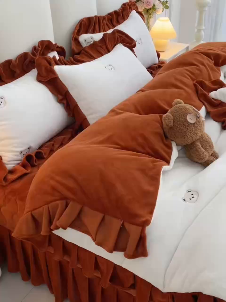 91家纺网 家纺一手货源 找家纺 茉保家纺 2025新款高克重9.5斤婴儿绒牛奶绒绣花夹棉床盖四件套 小熊-白拼橙