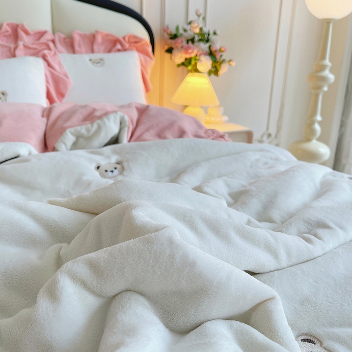 91家纺网 家纺一手货源 找家纺 茉保家纺 2025新款高克重9.5斤婴儿绒牛奶绒绣花夹棉床盖四件套 小熊-白拼粉