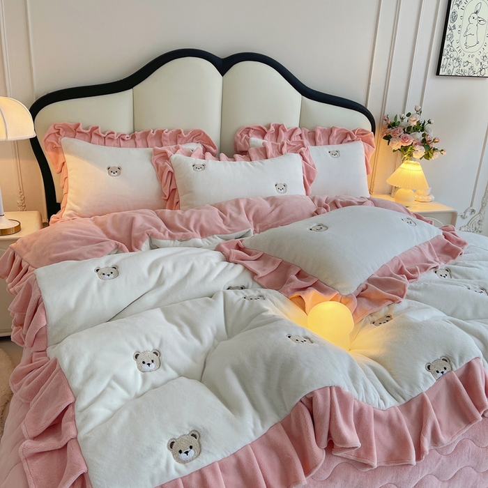 91家纺网 家纺一手货源 找家纺 茉保家纺 2025新款高克重9.5斤婴儿绒牛奶绒绣花夹棉床盖四件套 小熊-白拼粉