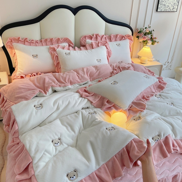 91家纺网 家纺一手货源 找家纺 茉保家纺 2025新款高克重9.5斤婴儿绒牛奶绒绣花夹棉床盖四件套 小熊-白拼粉