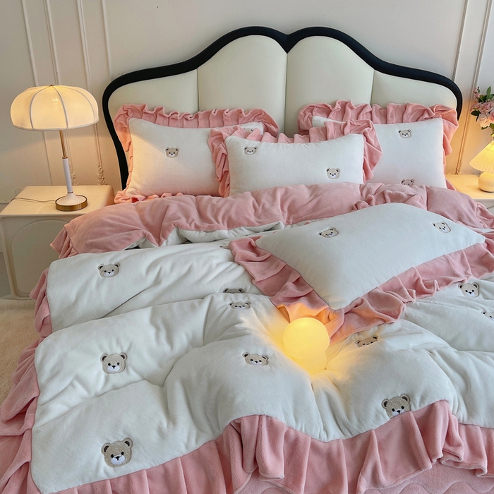 91家纺网 家纺一手货源 找家纺 茉保家纺 2025新款高克重9.5斤婴儿绒牛奶绒绣花夹棉床盖四件套 小熊-白拼粉